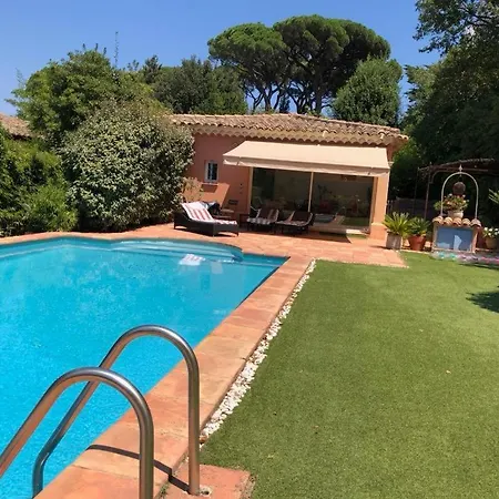 Petite Maison A L'entree De *